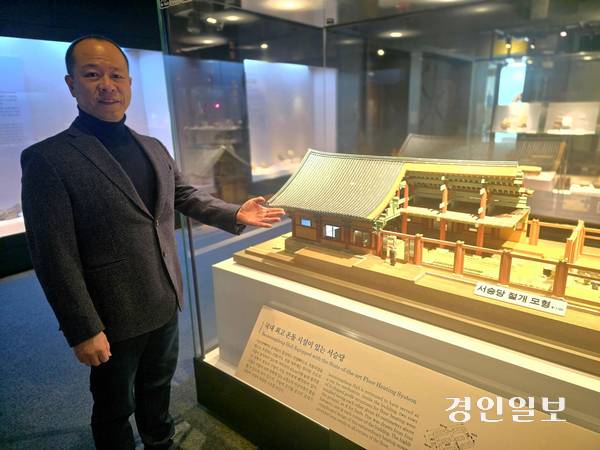 김동규 양주시 세계유산추진팀장이 양주시립회암사지박물관에 전시된 회암사지 서승당 모형 앞에서 국내 최고로 알려진 서승당의 온돌시설에 관해 설명하고 있다. 양주/최재훈기자 cjh@kyeongin.com
