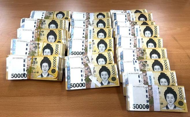 ▲ 공모주 투자사기 조직으로부터 경찰이 압수한 현금다발. /사진제공=경기북부경찰청