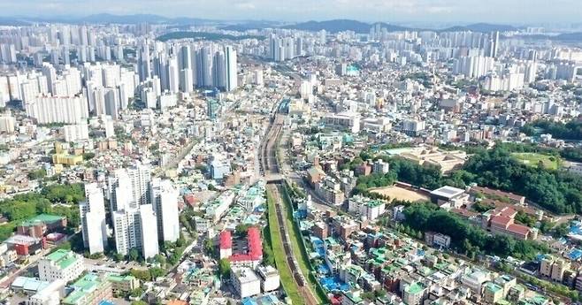 ▲ 단독·다가구 주택과 아파트 단지가 섞여 있는 인천 원도심 모습./인천일보DB