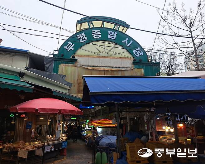 설 명절을 한 주 앞둔 지난 10일 부평종합시장에 손님이 없어 한산한 모습을 보이고 있다. 사진=심형식 기자