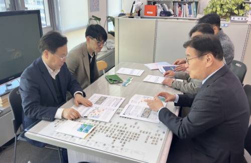 최명서 군수와 엄재만 기획감사실장 등은 지난 9일 재정경제부, 행정안전부, 국토교통부를 방문해 관계자들을 만나 지역의 현안에 대해 설명했다.