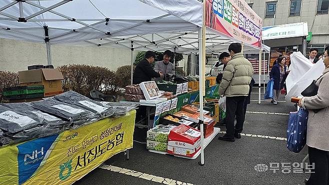11일 오전 NH농협은행 광주본부가 개최한 ‘설맞이 농축산물 직거래장터’에 방문한 시민들이 농산물을 구매하고 있다. 강승희기자 wlog@mdilbo.com