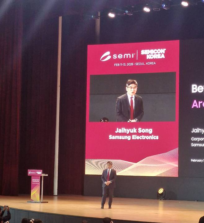 송재혁 삼성전자 DS부문 최고기술책임자(CTO)는 11일 서울 코엑스에서 열린 ‘세미콘 코리아 2026’ 기조연설을 하고 있다.(손희정 기자 sonhj1220@)