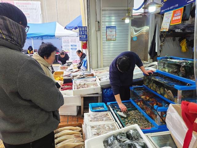 설 명절을 앞두고 영등포시장 수산물 코너에서 시민이 수산물을 고르고 있다. (신단아 기자)