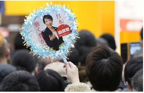 지난 1월 사이타마 현 가와고에 시에서 열린 선거 유세장에서 지지자들이 다카이치 총리 모습을 담은 부채를 흔들고 있는 모습. 부채에는 "일본을 강하고 풍요롭게"라는 글귀가 적혀 있다. 일본경제신문 2월 10일