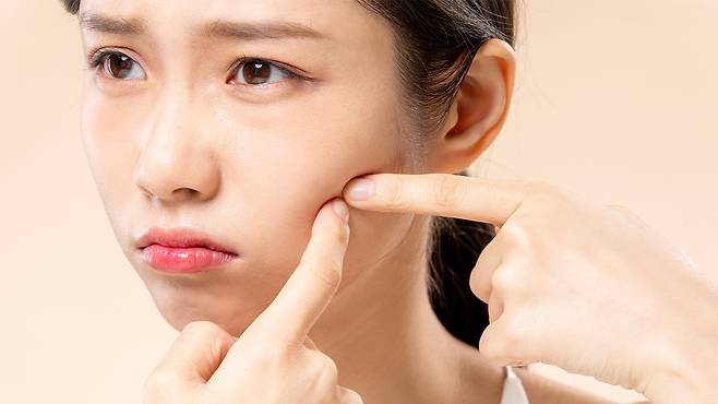 여드름 연고는 소량을 정확한 부위에 꾸준히 사용하는 것이 핵심이다|출처: 클립아트코리아