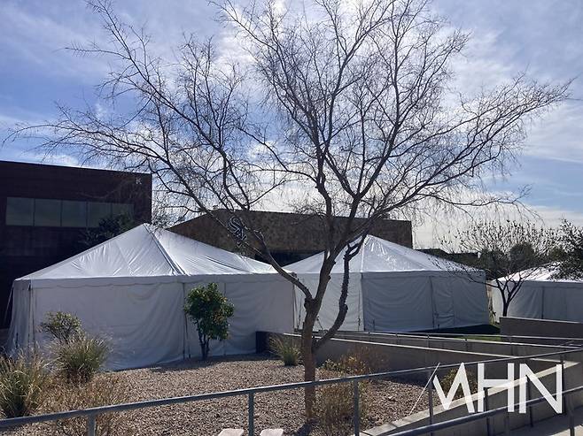 (MHN이 11일 방문한 시카고 화이트삭스 스프링캠프에 대형 임시천막이 설치되어 있었다)