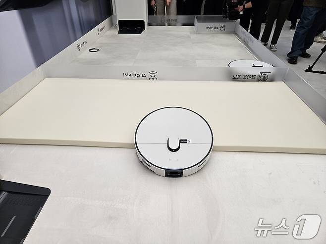 삼성전자가 2026년형 '비스포크 AI 스팀' 로봇청소기를 11일 공개했다. 로봇청소기가 방지턱을 넘고 있는 모습.ⓒ 뉴스1/김진희 기자.