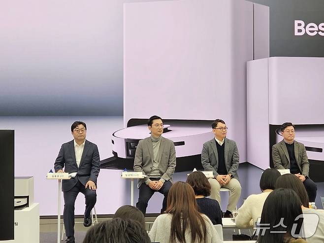 삼성전자가 11일 서울 강남구 소재 플래그십 스토어 '삼성 강남'에서 '2026년형 로봇청소기 비스포크(Bespoke) AI 스팀 미디어 브리핑'을 열고 신제품을 공개했다. 왼쪽부터 김용훈 한국총괄 CE팀장(상무), 임성택 삼성전자 한국총괄 부사장, 문종승 삼성전자 DA사업부 개발팀장(부사장), 김정호 삼성전자로지텍 국판물류팀장 상무.ⓒ 뉴스1/김진희 기자.