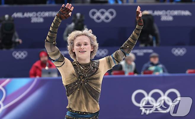 미국 피겨 선수 일리야 말리닌이 10일(현지시간) 이탈리아 밀라노 아이스 스케이팅 아레나에서 열린 2026 밀라노·코르티나담페초 동계올림픽 피겨스케이팅 남자 싱글 쇼트 프로그램에서 연기를 마친 후 관중석을 향해 인사하고 있다. 2026.2.11 ⓒ 뉴스1 김성진 기자