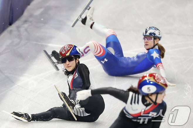 2026 밀라노·코르티나담페초 동계올림픽 쇼트트랙 혼성 2000m 계주 준결승에서 충돌한 김길리와 미국의 코린 스토터드. ⓒ 뉴스1 김진환 기자
