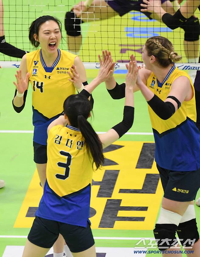9일 수원체육관에서 열린 V리그 현대건설과 흥국생명의 경기. 현대건설 양효진, 카리가 득점 후 환호하고 있다. 수원=박재만 기자 pjm@sportschosun.com/2026.02.09/