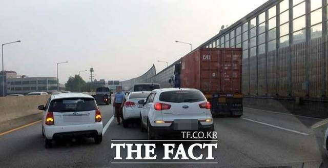 설 연휴 기간 교통사고가 발생하면 2차 사고를 막기 위한 즉각적인 안전 확보가 요구된다. /더팩트DB