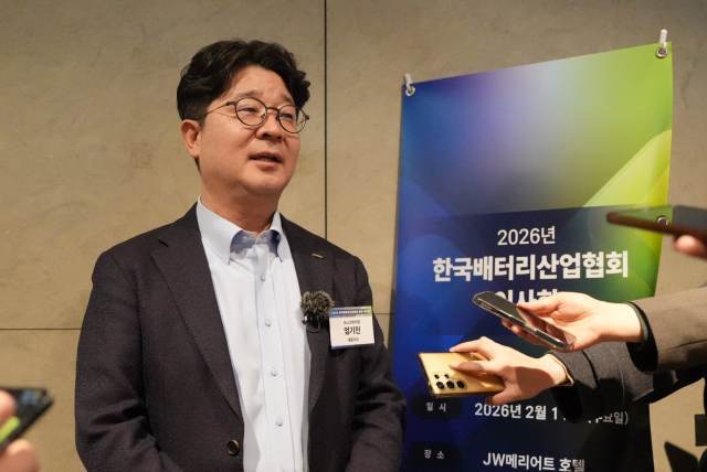 9대 한국배터리산업협회 협회장으로 취임한 엄기천 포스코퓨처엠 대표이사 사장이 11일 오전 서울 서초구 JW메리어트호텔에서 열린 총회 및 이사회 이후 취재진을 만나 질문에 답변하고 있다. /포스코퓨처엠