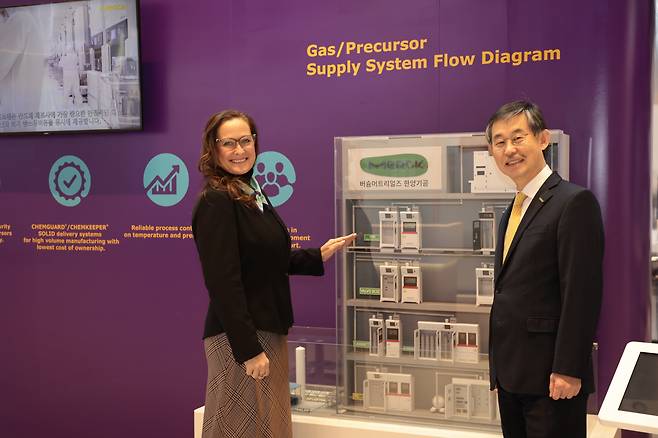 캐서린 데이 카스 머크 일렉트로닉스 수석부사장과 김우규 한국머크 대표가 11일 서울 코엑스에서 열린 세미콘 코리아 한국머크 부스에서 자사 기술을 소개하고 있다. /한국머크