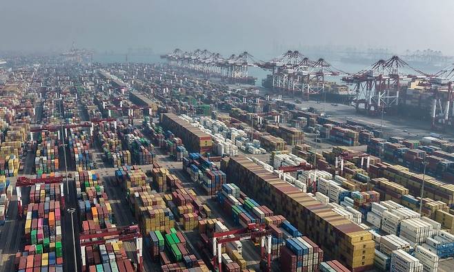 지난 4일 중국 산둥성 칭다오 항구에서 촬영된 컨테이너 선적장.AFP연합뉴스