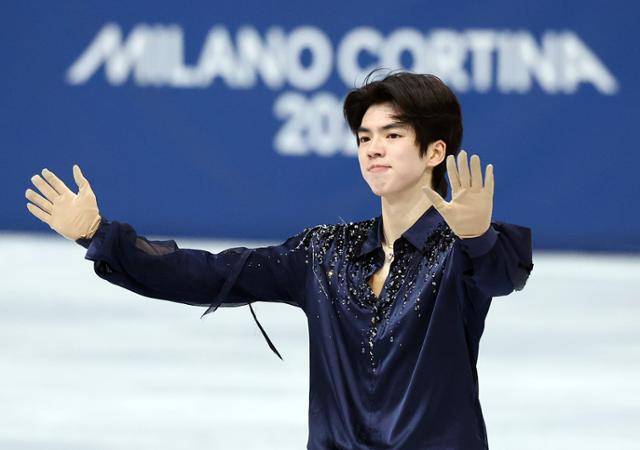 차준환이 11일(한국시간) 이탈리아 밀라노 아이스 스케이팅 아레나에서 열린 2026 밀라노·코르티나담페초 동계올림픽 피겨스케이팅 남자 싱글 쇼트프로그램에 출전해 연기를 펼친 뒤 인사하고 있다. 밀라노=뉴스1