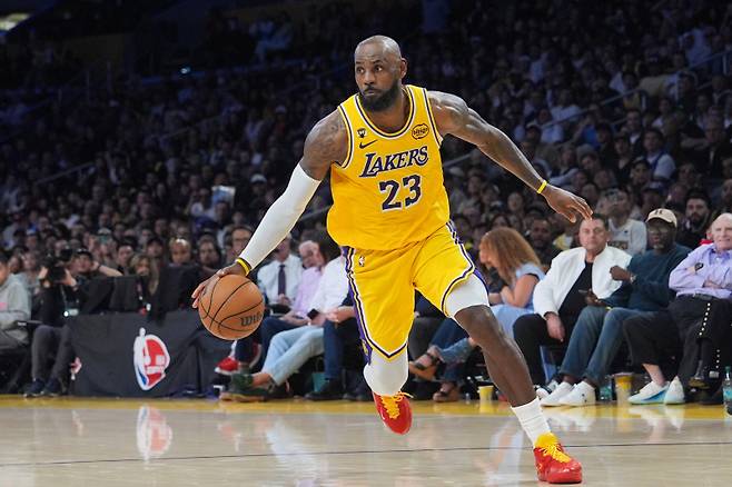 <yonhap photo-4447=""> Los Angeles Lakers forward LeBron James drives to the basket during the second half of an NBA basketball game against the Golden State Warriors Saturday, Feb. 7, 2026, in Los Angeles. (AP Photo/Jae C. Hong)/2026-02-08 13:13:37/ <저작권자 ⓒ 1980~2026 ㈜연합뉴스. 무단 전재 재배포 금지, AI 학습 및 활용 금지></yonhap>