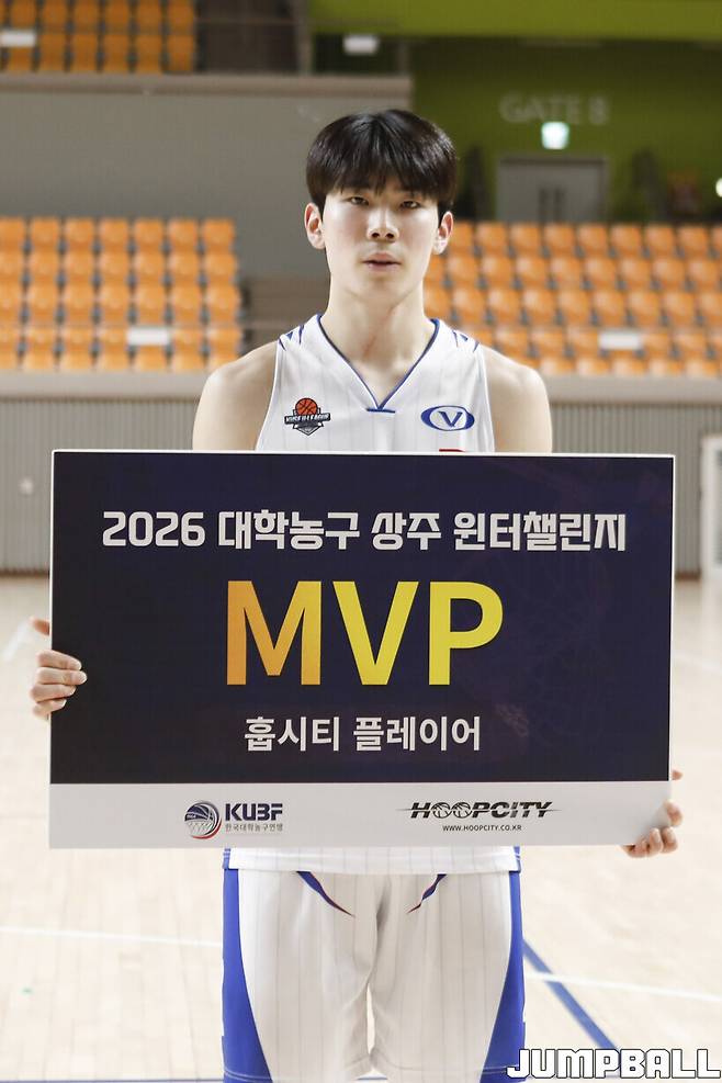 ▲중앙대 고찬유는 결승전에서 17점 8리바운드 4어시스트 2스틸로 전방위 활약하며 팀을 우승으로 견인, 경기 MVP에 선정됐다.
