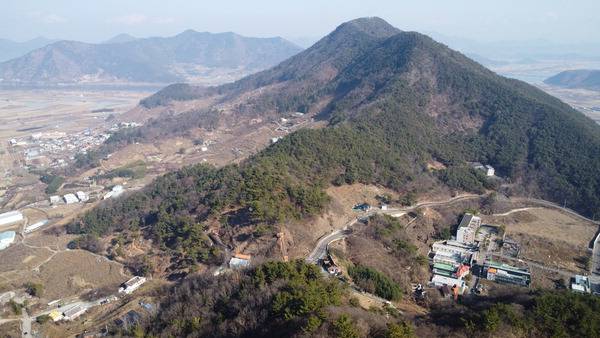 마금산 정상에서 본 사거정 고개의 온천구름다리와 천마산.