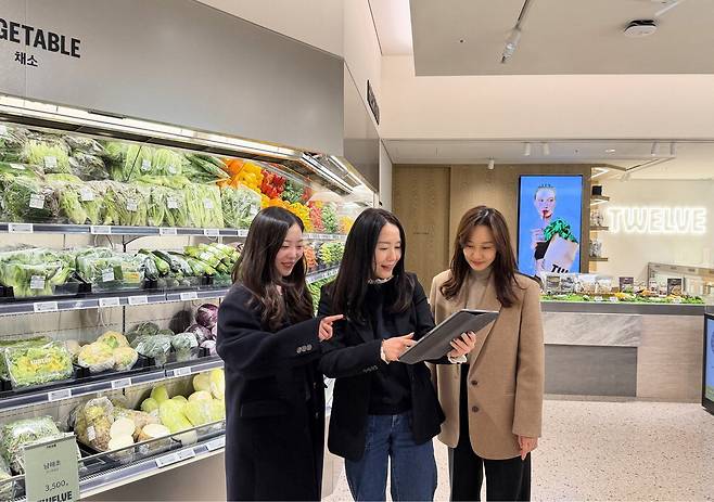 신세계백화점 인테리어팀 조혜정 팀장(가운데), 최주영 부장(오른쪽), 강혜민 과장.