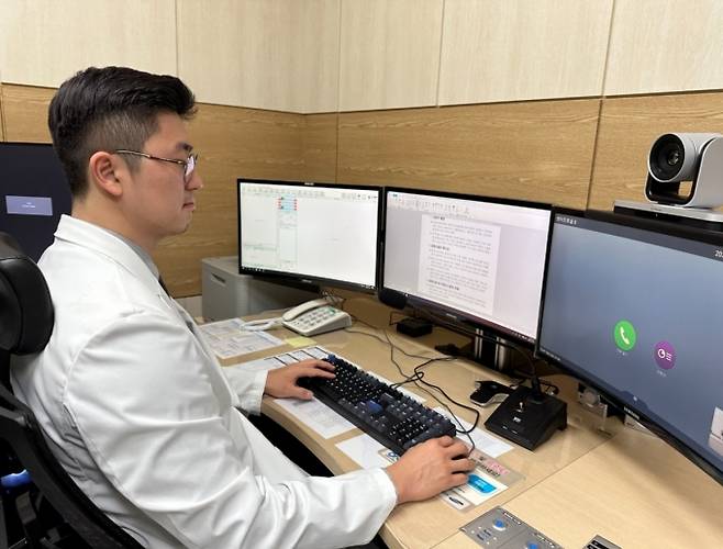 이한성 서울대학교 정신건강의학과 교수가 업무를 보는 사진./사진=법무부