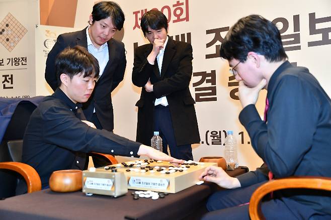 지난달 15일 열린 'LG배'에서 우승한 제자 신민준 9단의 복기에 참여한 이세돌 교수(사진 오른쪽에서 두번째). 한국기원 제공