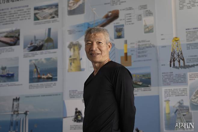 양식업자 천밍랴오 씨는 마을에 견학 온 아이들에게 해상풍력을 소개해 준다. ⓒ시사IN 이명익