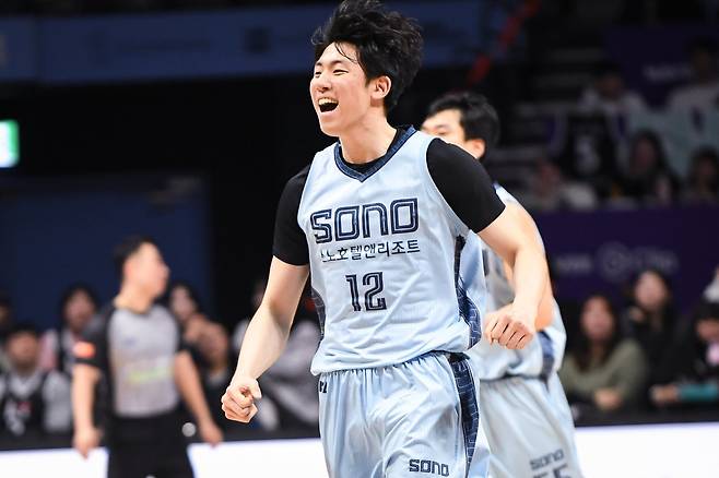 소노 강지훈은 프로 데뷔 3개월 만에 성인 국가대표팀에 뽑혔다. 내외곽 가리지 않고 어떻게든 대표팀에 보탬이 되겠다는 각오다. 사진제공|KBL