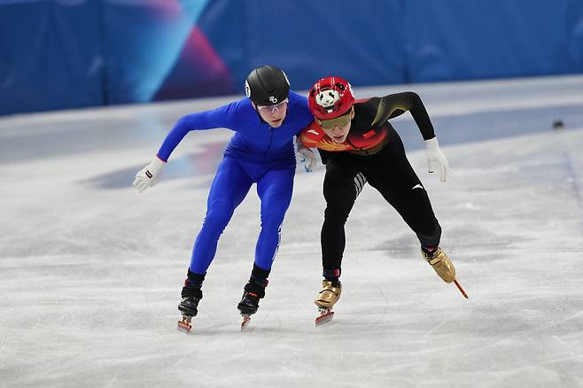 10일(현지시간) 이탈리아 밀라노에서 열린 2026 밀라노·코르티나담페초 동계올림픽 남자 1000m 쇼트트랙 예선에서 개인 중립 선수단의 이반 포사슈코프(왼쪽)와 중국 린샤오쥔이 선두 다툼을 벌이고 있다. AP연합뉴스