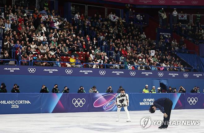 클린 연기 후 인사하는 차준환 (밀라노=연합뉴스) 이지은 기자 = 10일(현지시간) 이탈리아 밀라노 아이스스케이팅 아레나에서 열린 2026 밀라노ㆍ코르티나담페초 동계올림픽 남자 싱글 쇼트 프로그램에 출전한 차준환이 연기를 마친 뒤 관중을 향해 인사하고 있다. 2026.2.11 jieunlee@yna.co.kr