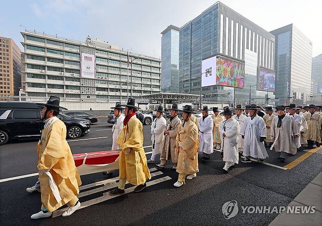 독립유공자 20인 서훈 재평가 촉구 (서울=연합뉴스) 한종찬 기자 = 11일 서울 광화문광장에서 열린 제8차 영남만인소 봉소 재현 행사에서 참가자들이 대형 상소문을 들고 청와대로 향하고 있다. 이날 이들은 독립운동가 20인에 대한 서훈의 전면 재평가와 승격을 촉구했다. 2026.2.11 saba@yna.co.kr