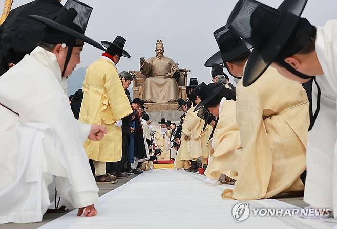 광화문에 등장한 대형 상소문 (서울=연합뉴스) 한종찬 기자 = 11일 서울 광화문광장에서 열린 제8차 영남만인소 봉소 재현 행사에서 참가자들이 길이 100m가 넘는 대형 상소문을 펼쳐보이고 있다. 이날 이들은 독립운동가 20인에 대한 서훈의 전면 재평가와 승격을 정부에 촉구했다. 2026.2.11 saba@yna.co.kr