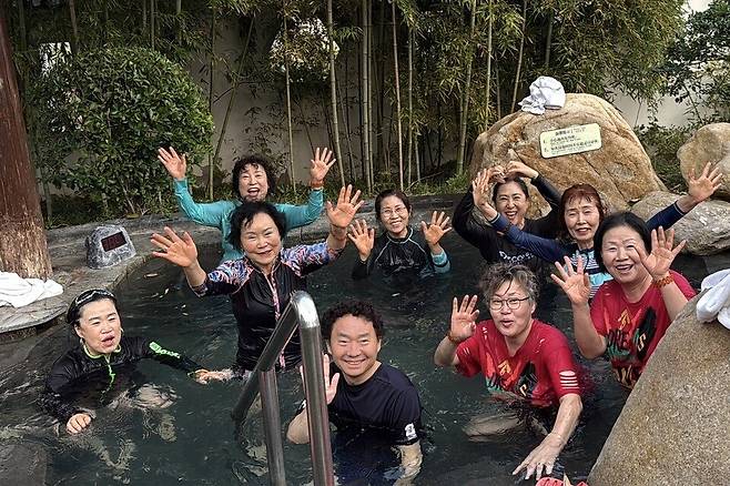 ▲ 눈 내리는 날 즐기는 웨이하이 야외 온천. 바다와 온천이 어우러진 '해양 온천'은 겨울철 대표 휴양 콘텐츠로 인기를 얻고 있다. /사진제공=웨이하이일보