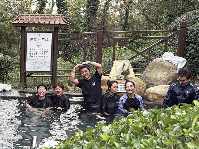 ▲ 중국 웨이하이 톈무 온천 휴양지에서 휴식을 취하는 관광객들. /사진제공=웨이하이일보사