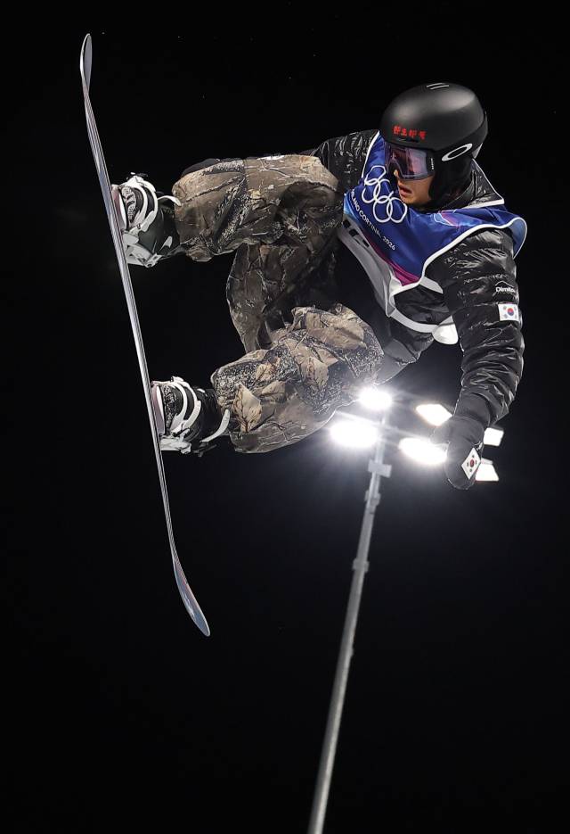 이채운이 12일 이탈리아 리비뇨 스노파크에서 열린 2026 밀라노 동계 올림픽 스노보드 남자 하프파이프 예선에 출전해 경기를 펼치고 있다. 연합뉴스