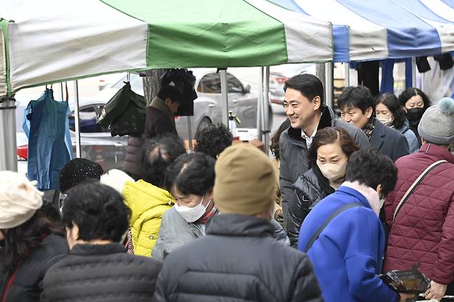 지난 11일 화원 전통시장 장보기 행사에 참여한 최재훈 군수가 주민들과 인사하고 있는 모습. /대구 달성군 제공