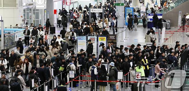 설 연휴를 앞둔 12일 오전 부산 강서구 김해국제공항 국제선 청사가 해외로 떠나려는 여행객들로 붐비고 있다. 2026.2.12 ⓒ 뉴스1 윤일지 기자