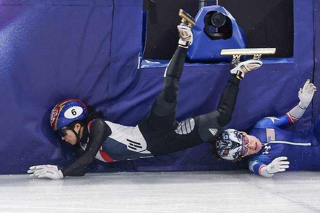 10일(현지시간) 이탈리아 밀라노 아이스스케이팅 아레나에서 열린 2026 밀라노·코르티나 동계올림픽 쇼트트랙 혼성계주 준결승에서 김길리가 미국팀과 충돌해 넘어지며 펜스에 부딪히고 있다. 사진 | 밀라노=연합뉴스