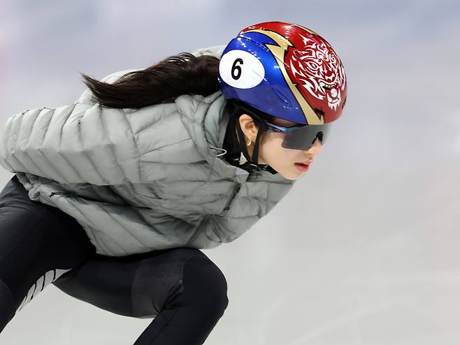 11일(현지시간) 이탈리아 밀라노 아이스스케이팅 아레나에서 쇼트트랙 김길리가 훈련을 하고 있다. 김길리는 전날 쇼트트랙 혼성계주 준결승에서 앞서 달리던 미국의 커린 스토더드가 넘어지며 충돌했다. 사진 | 밀라노=연합뉴스