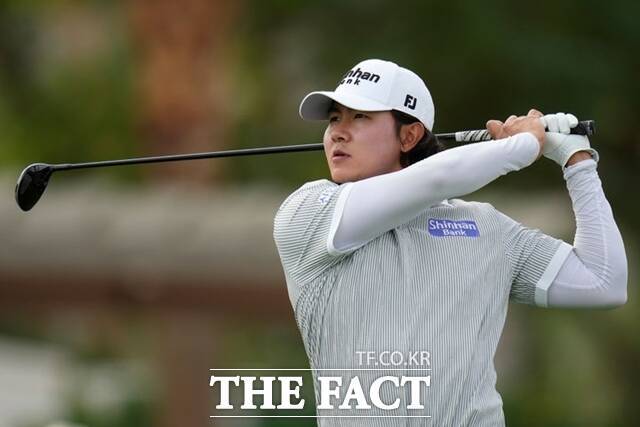 콘페리투어를 거쳐 PGA투어에 재입성한 김성현이 2026 시즌 두번째 경기인 아메리칸 익스프레스 1번홀에서 티샷을 날리고 있는 모습./AP.뉴시스