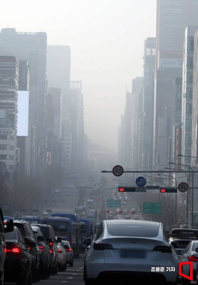 초미세먼지와 황사의 영향으로 전국의 대기질이 매우 나쁜 상태를 보인 13일 서울 강남구 일대가 뿌옇게 흐려 보이고 있다. 2025.3.13 조용준 기자