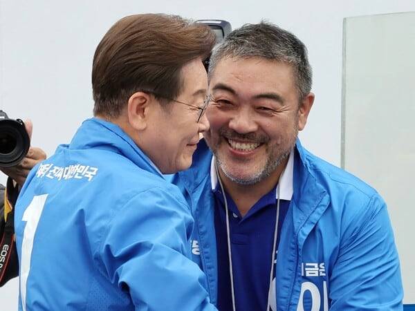 지난해 5월 이재명 더불어민주당 당시 대선 후보가 경기도 고양시 일산문화공원에서 유세에 앞서 배우 이원종과 인사하고 있다. /남강호 기자