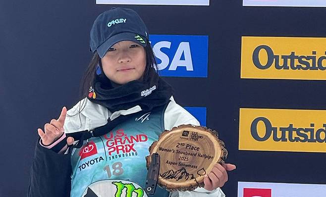 최가온이 2일(한국 시간) 미국 콜로라도주 애스펀에서 열린 2024~2025 국제스키연맹(FIS) 스노보드 월드컵 여자 하프파이프에서 은메달을 수확한 뒤 시상식을 하고 있다. 사진=올댓스포츠 제공