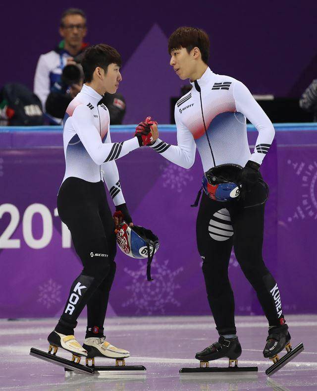 2018 평창 동계올림픽 쇼트트랙 남자 500m 결선에 앞서 선전을 다짐하는 황대헌(오른쪽)과 린샤오쥔(당시 임효준). 연합뉴스