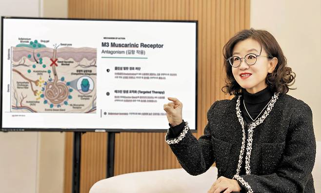 김현정 교수는 “바르는 신약은 아세틸콜린이 땀샘 수용체에 결합하는 과정만 선택적으로 차단한다”며 “수술이나 시술에 대한 부담이 크거나 기존 치료의 부작용으로 치료를 망설였던 환자들에게 새로운 선택지가 될 수 있다”고 말했다. /김지아 헬스조선 객원기자