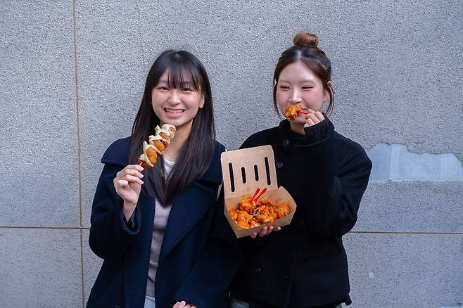 소셜미디어 인기를 타고 전국구 명물로 뜬 '강릉길감자'. 20대 젊은 층의 반응이 뜨겁다. 백종현 기자