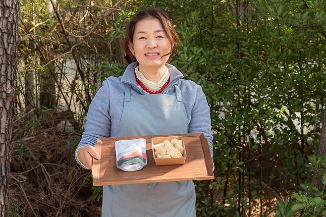 2대 박양희 대표가 최근 출시한 두부 인절미와 두유를 들고 카메라 앞에 섰다. 백종현 기자