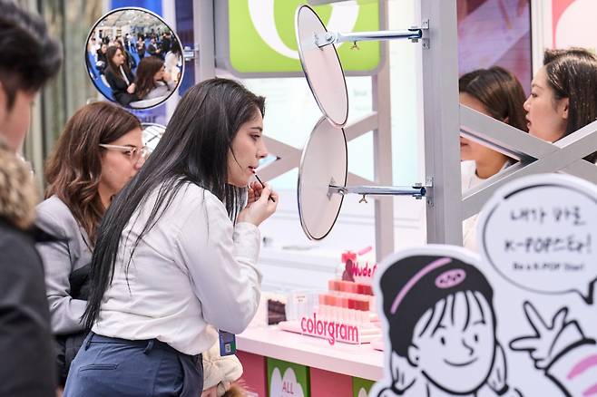 2026 밀라노·코르티나담페초 동계올림픽에선 각국 체육회가 선수단과 팬이 어우러지는 공간을 만들어 인기를 끈다. 대한체육회는 코리아 하우스에 K뷰티 체험 부스를 마련했고, 이탈리아 체육회는 박물관을 통째로 대관한 ‘카사 이탈리아’(위 사진)에 올림픽 포스터를 전시하는 등 이탈리아만의 멋을 보여주고 있다. CJ 제공·밀라노 | 이정호 기자