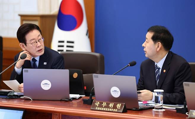 (서울=뉴스1) 허경 기자 = 이재명 대통령이 10일 청와대에서 열린 국무회의에서 구윤철 경제부총리 겸 재정경제부 장관과 대화를 하고 있다. 2026.2.10/뉴스1 Copyright (C) 뉴스1. All rights reserved. 무단 전재 및 재배포, AI학습 이용 금지. /사진=(서울=뉴스1) 허경 기자